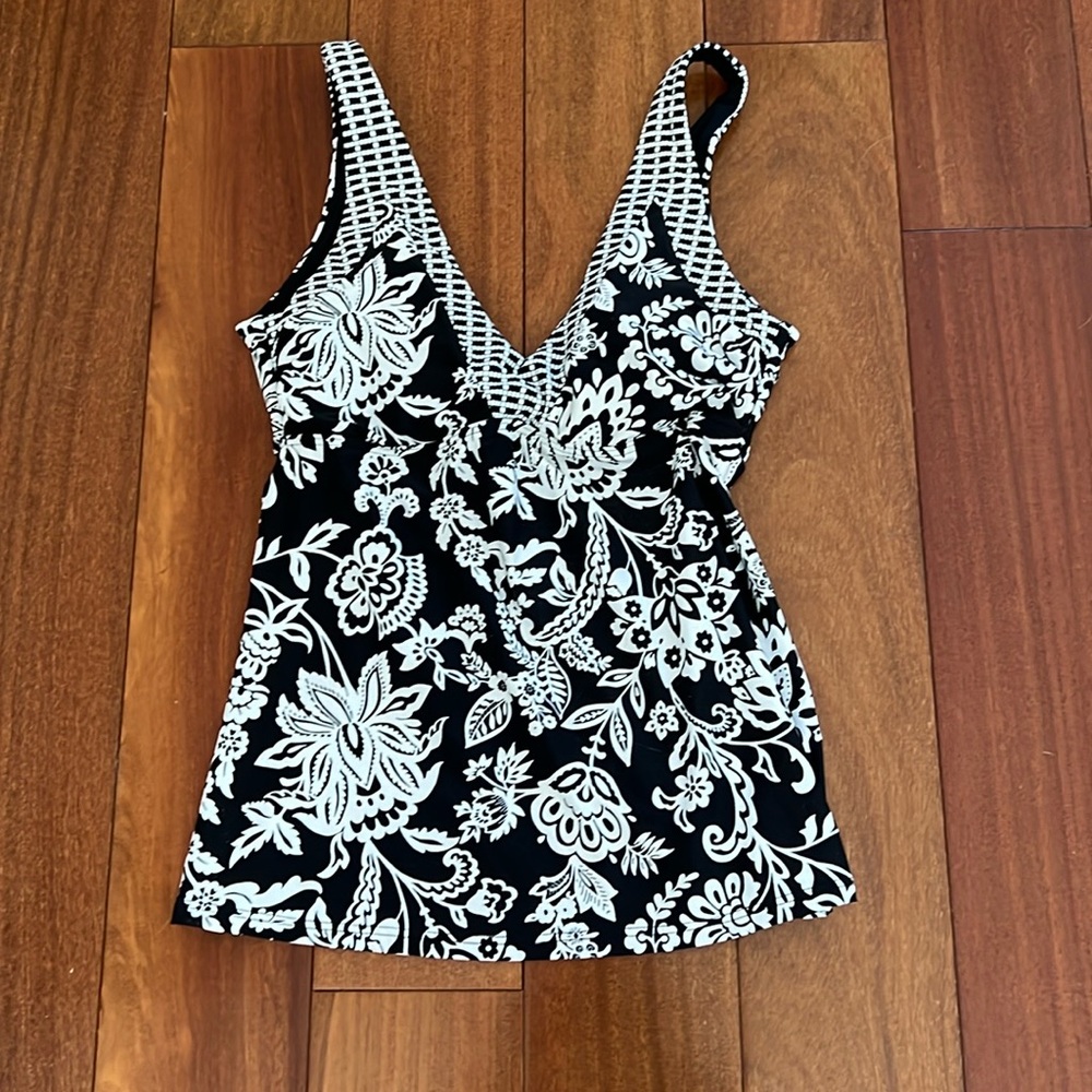 Sea Level women’s underwire tankini swimsuit top black/white print size 6 US